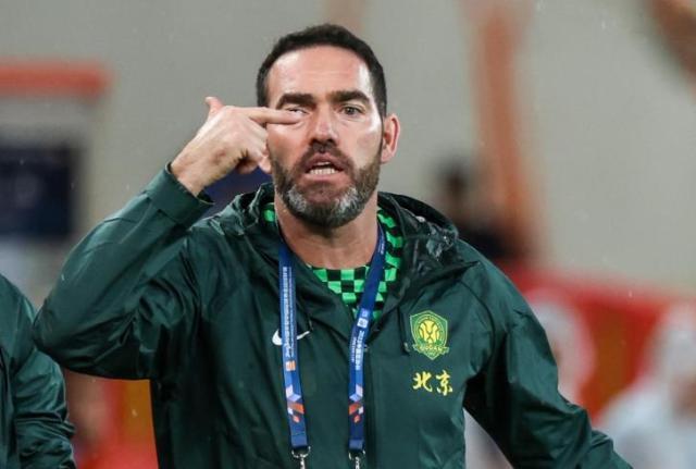 华体会官方网-343阵型惹恼了国安球迷 苏亚雷斯开局就被喊下课